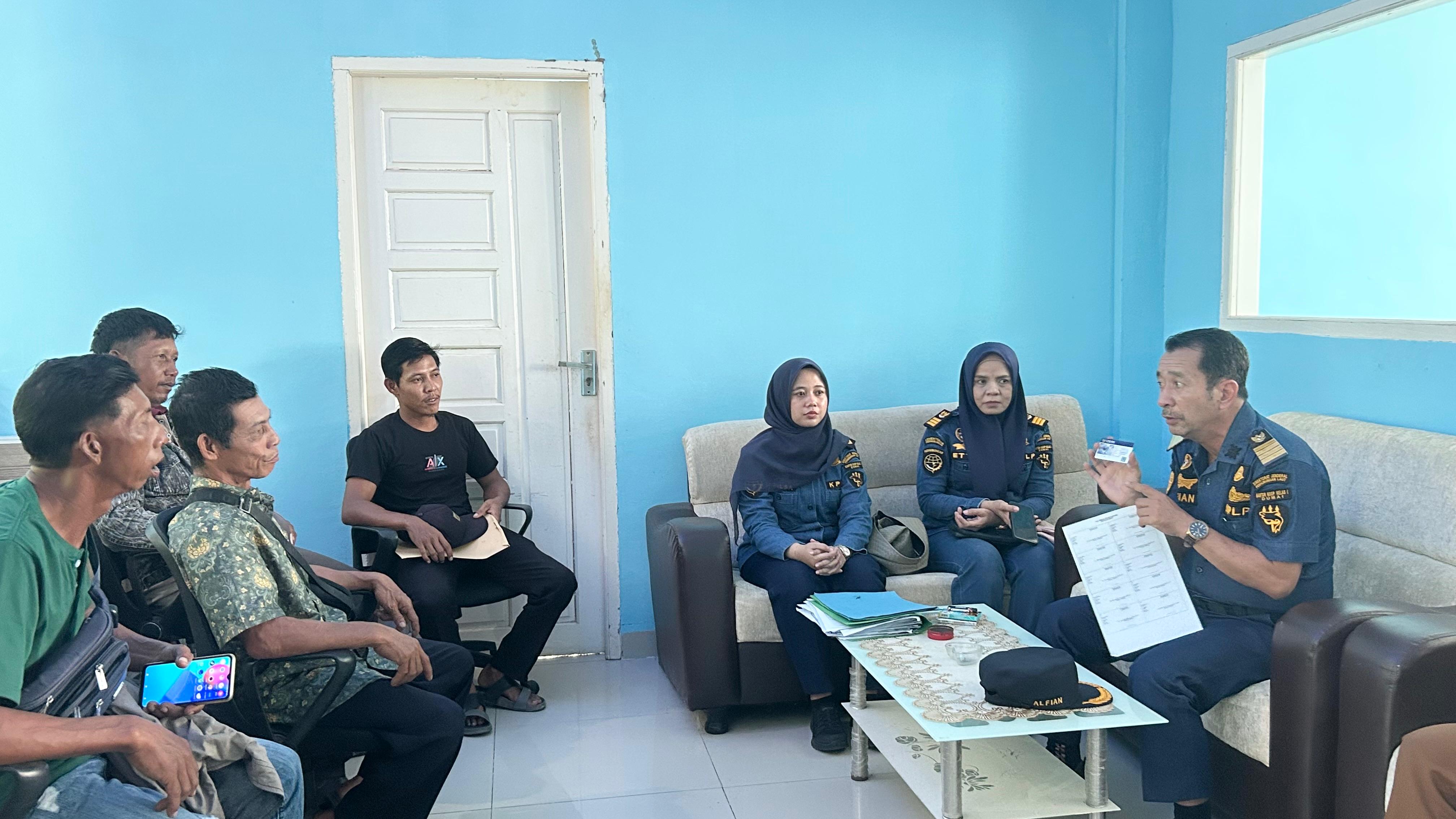 Kantor KSOP Kelas I Dumai Menyerahkan E-Pas Kecil Kepada Para Nelayan di Wilker Batu Panjang - Rupat